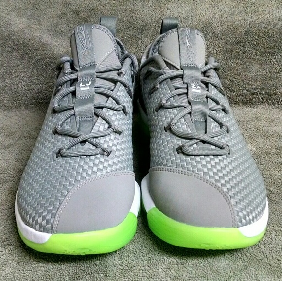 LeBron XIV Low - Picture 3 of 7